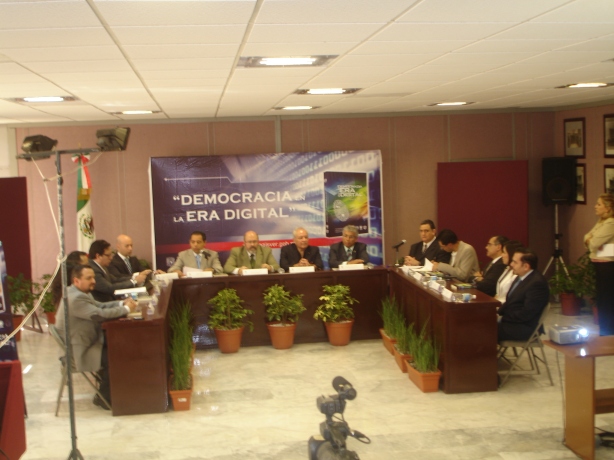 Sesión interactiva en el Congreso del Estado de Veracruz donde se presentó el libro "Democracia en la Era Digital"